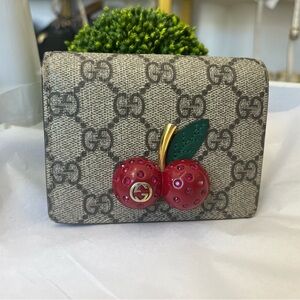 4750501147 Authentic rare Gucci cherry wallet